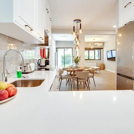 Holiday home Stylish 2bd Duplex Ac Wi-fi Garden 5m To *